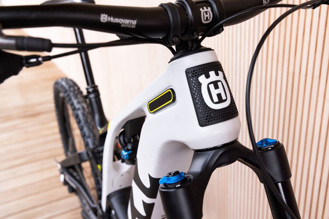 Husqvarna Mountain Cross: la nuova e-bike in carbonio dallo stile inconfondibile